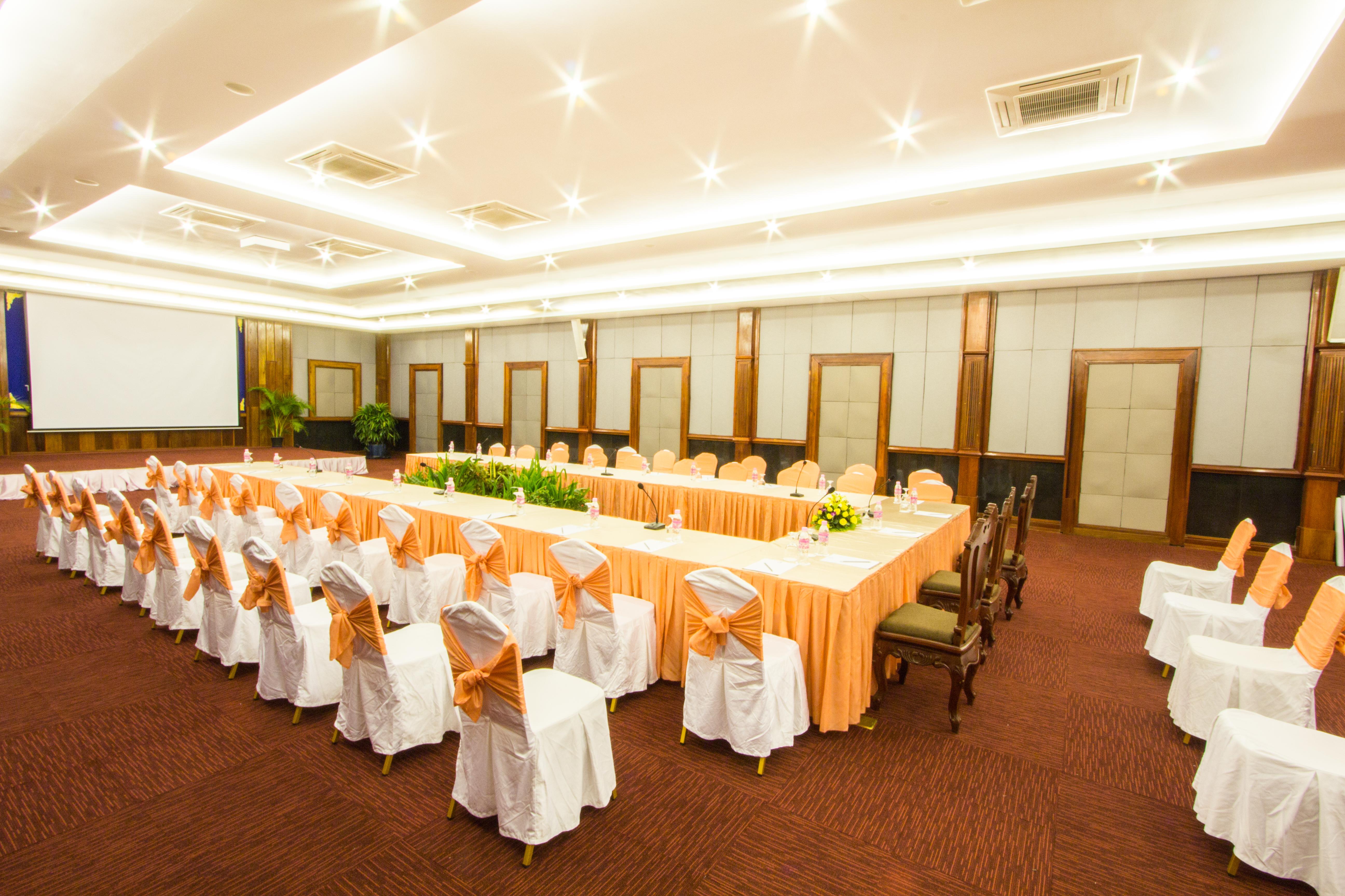 Royal Empire Premium Hotel Siem Reap Buitenkant foto