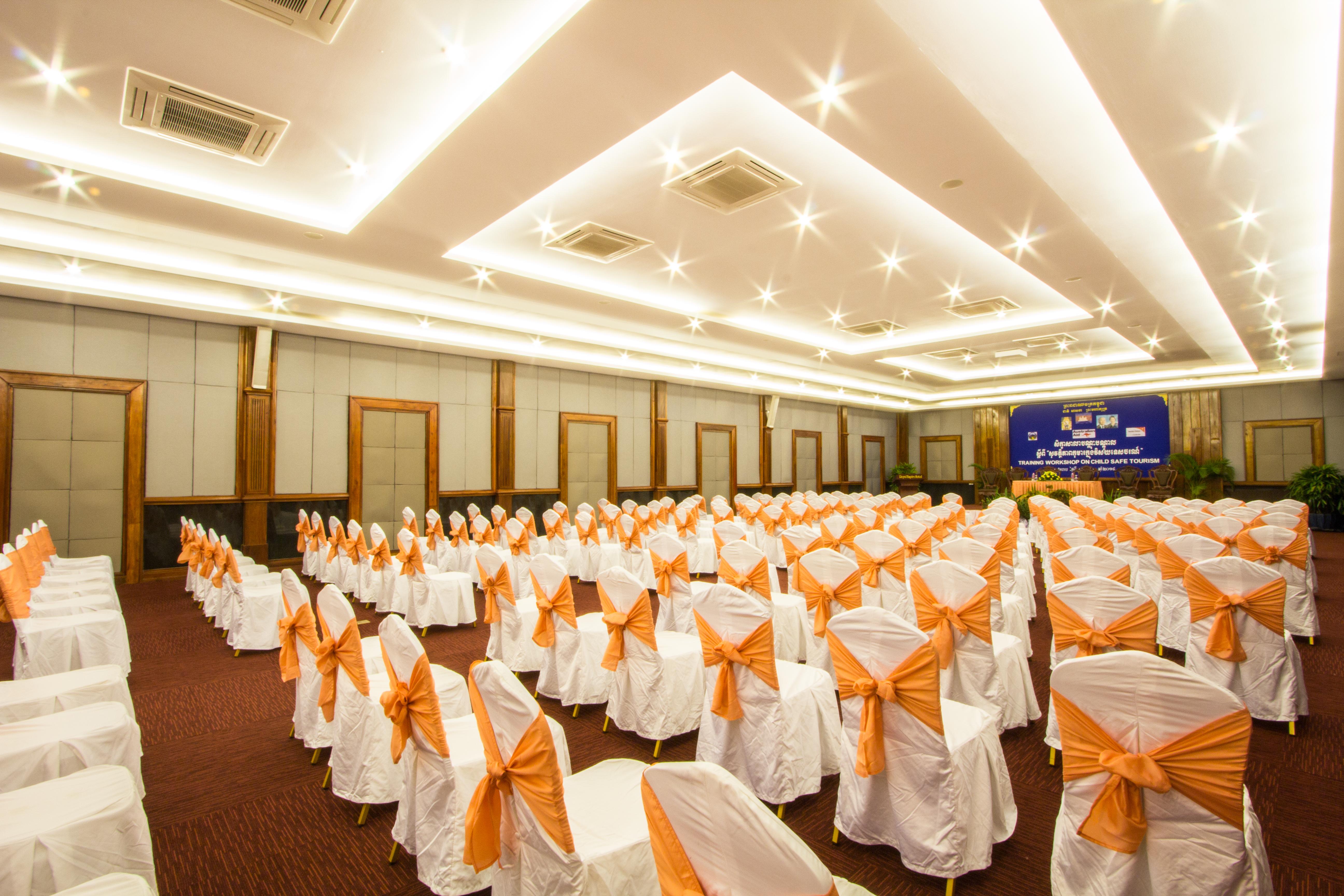 Royal Empire Premium Hotel Siem Reap Buitenkant foto