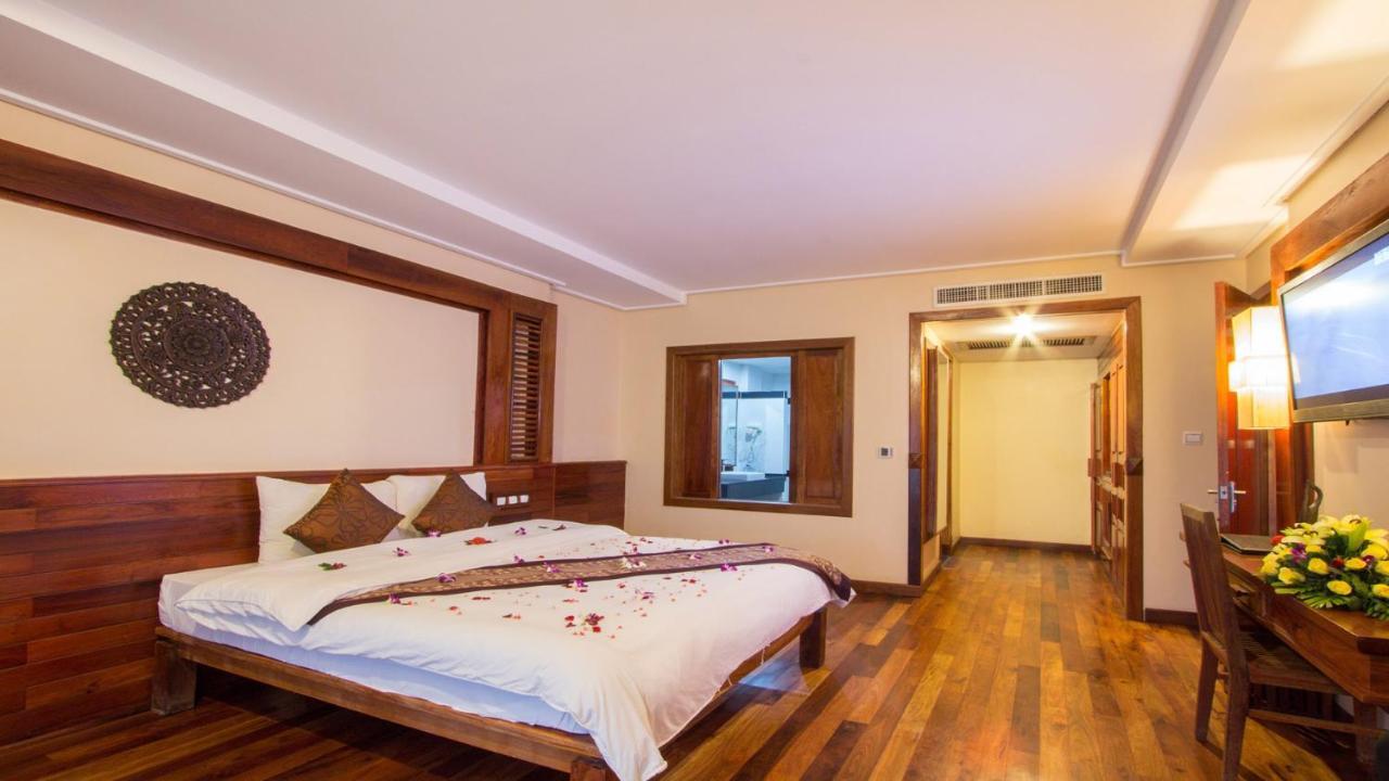 Royal Empire Premium Hotel Siem Reap Buitenkant foto