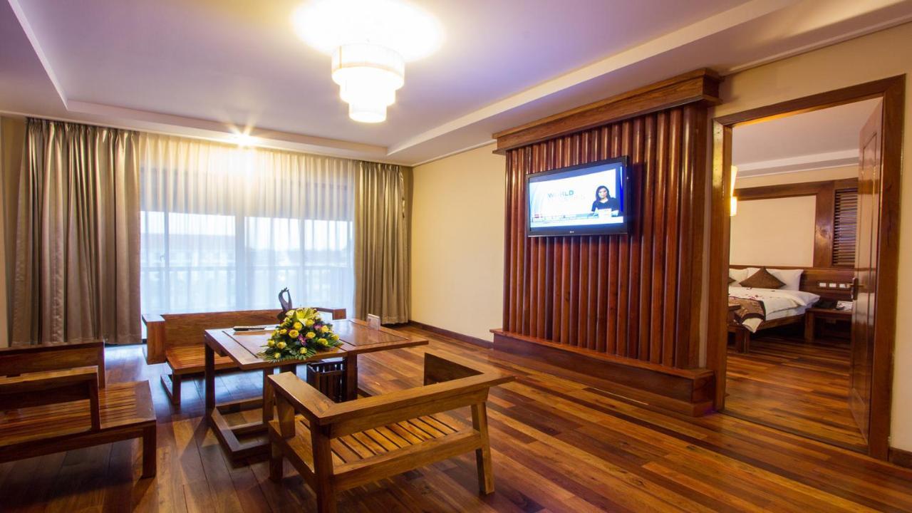 Royal Empire Premium Hotel Siem Reap Buitenkant foto