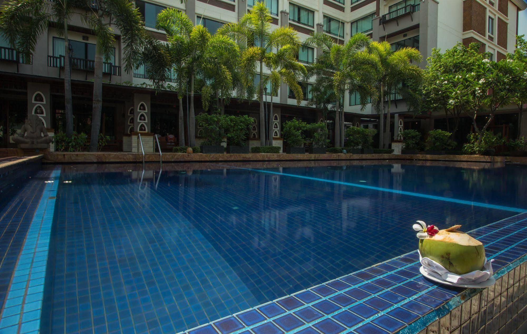Royal Empire Premium Hotel Siem Reap Buitenkant foto